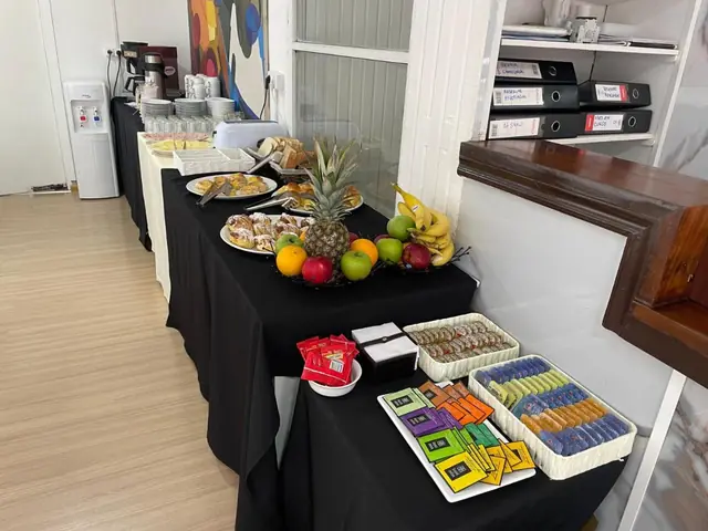 Mesa del desayuno buffet del Hotel RICHMOND Punta del Este, con frutas, facturas y tés