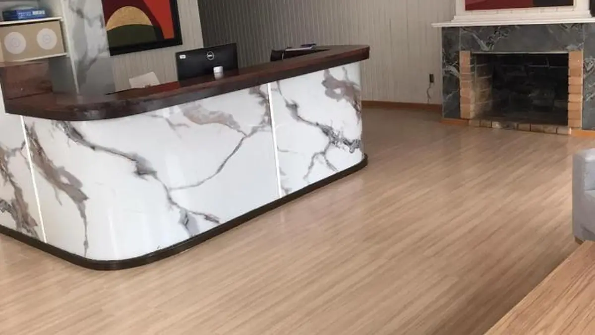 Recepción del Hotel RICHMOND Punta del Este, con mostrador de mármol y hogar